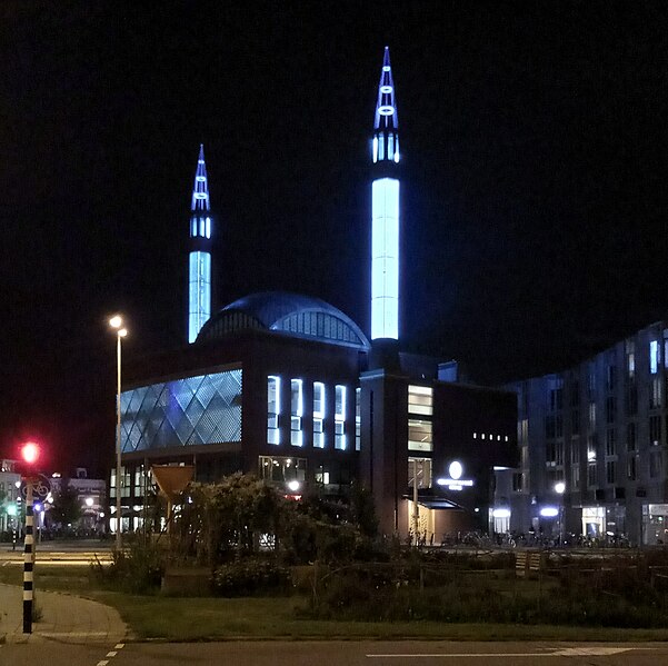 File:Ulu mosque at night 06.jpg