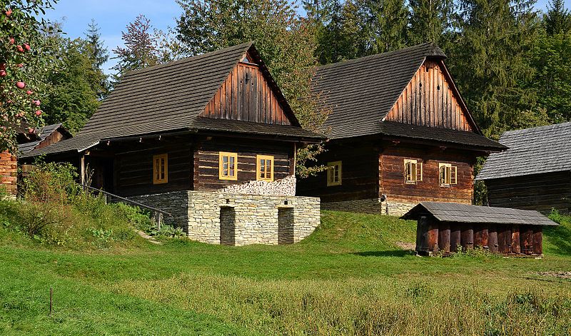 File:Valašské muzeum v přírodě - Valašská dědina 01.jpg