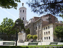 La Cattedrale di Nuestra Señora de la Asunción e la Plaza de la Universidad, alla destra della quale si trovano i resti della Collegiata