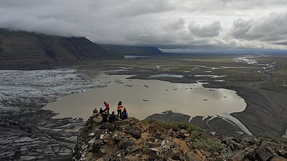 O planalto de Skaftafellsheiði, no Parque Nacional Vatnajökull, Islândia, oferece uma vista panorâmica de um extremo do glaciar Vatnajökull e do lago que constitui a nascente do rio Skeiðará. (definição 4 968 × 2 797)