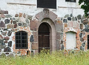 Huvudportalen i den medeltida bottenvåningen.