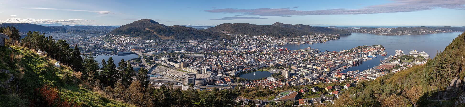 图为从挪威弗略恩山远眺卑尔根全景景观。