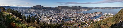 Vista panorâmica de Bergen a partir da montanha Fløyen, Noruega. Fløyen ou Fløyfjellet é uma das “montanhas da cidade”. Seu ponto mais alto fica a 400 m acima do nível do mar. A vista da península de Bergen faz do Fløyfjellet uma atração popular entre os turistas e moradores locais. Ela tem um sistema funicular que transporta os passageiros do centro de Bergen a uma altura de 320 m em cerca de oito minutos.\n (definição 18 370 × 4 251)
