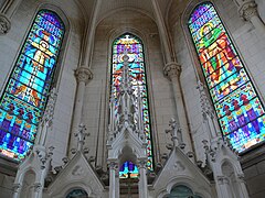 Glas-in-loodramen in het koor van de Sint-Annakerk.JPG