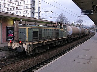 BB 63500 et « train laveur » sur la voie centrale.