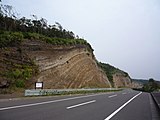 島内の幹線道路と火山噴出物による地層。地層大切断面と呼ばれている。