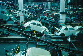 Volkswagen Assembly Line in Wolfsburg (1960).jpg