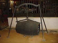 Weighing a sherry barrel W&H-dsc02595.jpg