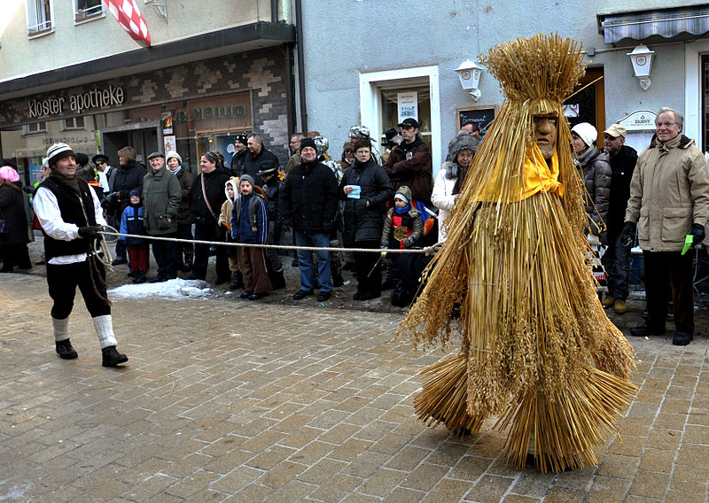 File:Weingarten Narrensprung 2013 Markelfingen Strohmann 03.jpg