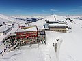 English: Aerial recording of Weissfluhjoch (2693 m, Davos/Klosters-Serneus/Arosa, Grisons, Switzerland). Left the restaurant and right the former main building of WSL Institute for Snow and Avalanche Research SLF Deutsch: Flugaufnahme vom Weissfluhjoch (2693 m, Davos/Klosters-Serneus/Arosa, Graubünden, Schweiz). Links das Restaurant und rechts das ehemalige Institutsgebäude des WSL-Institut für Schnee- und Lawinenforschung SLF. Rumantsch: Registraziun or da l'aria digl Weissfluhjoch (2693 m, Tavo/Klosters-Serneus/Arosa, Grischun, Svizra). Sanester l'ustareia e dretg igl bietg digl anteriour institut digl WSL Institut per la perscrutaziun da la naiv e da las lavinas (SLF). Italiano: Registrazione aerea del Weissfluhjoch (2693 m, Davos/Klosters-Serneus/Arosa, Grigioni, Svizzera). A sinistra il il ristorante ed a destra il vecchio istituto del WSL Istituto per lo studio della neve e delle valanghe SLF. Čeština: Letecký záběr hory Weissfluhjoch (2693 m), kanton Graubünden Švýcarsko Русский: Воздушная съёмка местности с горы Weissfluhjoch (2693 м), кантон Граубюнден, Швейцария 中文（简体）：瑞士阿尔布拉山脉Weissfluhjoch峰的航空摄影