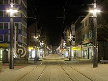 Die untere Bahnhofstraße bei Nacht