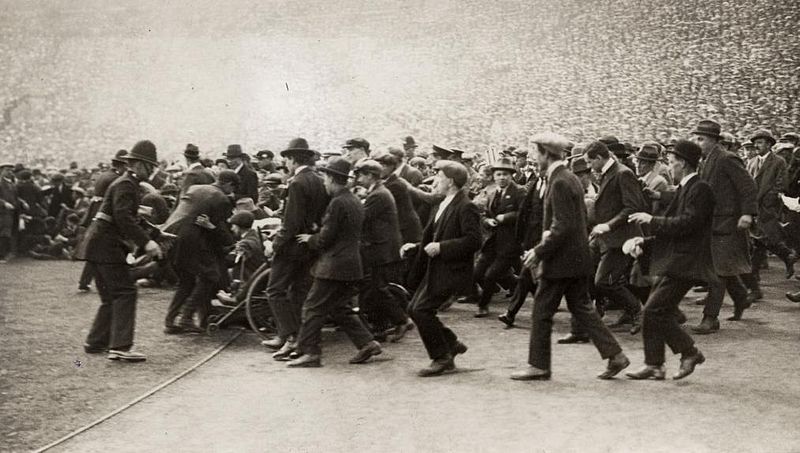 File:"Supportersrellen" in Wembley stadion 1923 Supporter "riots".jpg