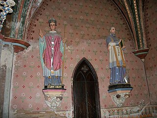 Sur le côté gauche, les statues de saint Louis d'Anjou et de saint François de Sales