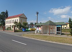 Obecní úřad a autobusová zastávka