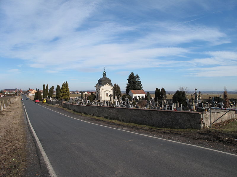 File:Červené Pečky, kaple a hřbitov.jpg