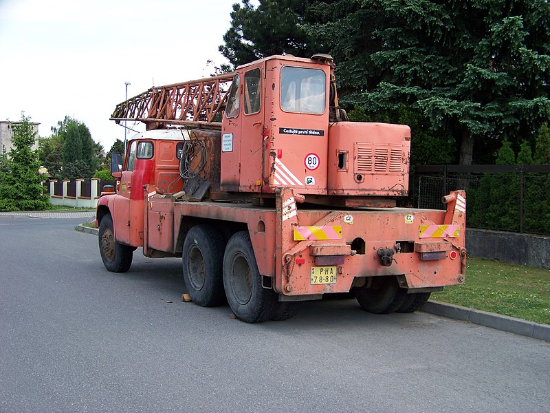 File:Šestajovice, Běchovická, autojeřáb Tatra, zezadu.jpg