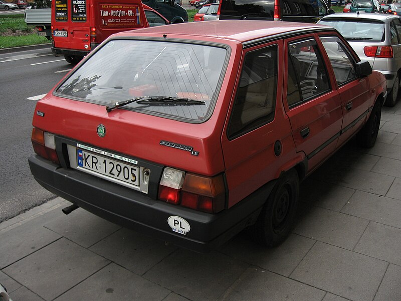 File:Škoda Forman LX on Juliusza Słowackiego avenue in Kraków.jpg