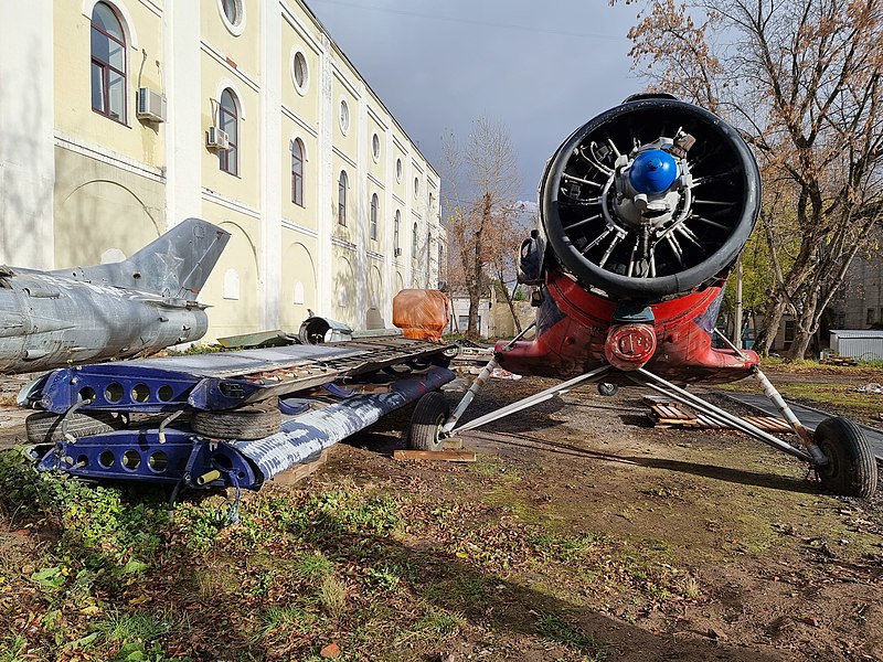Ан-2 и МиГ-19 во дворе МФЮА