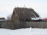 Самая старая жилая постройка в деревне — деревянный дом с соломенной крышей