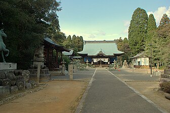 榊山八幡神社境内。写真右側に三浦仙三郎像がある。正面の拝殿の右奥に松尾神社がある。