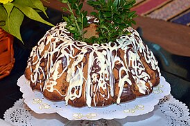 Baba de Pascua decorado con ramitas de vegetación.