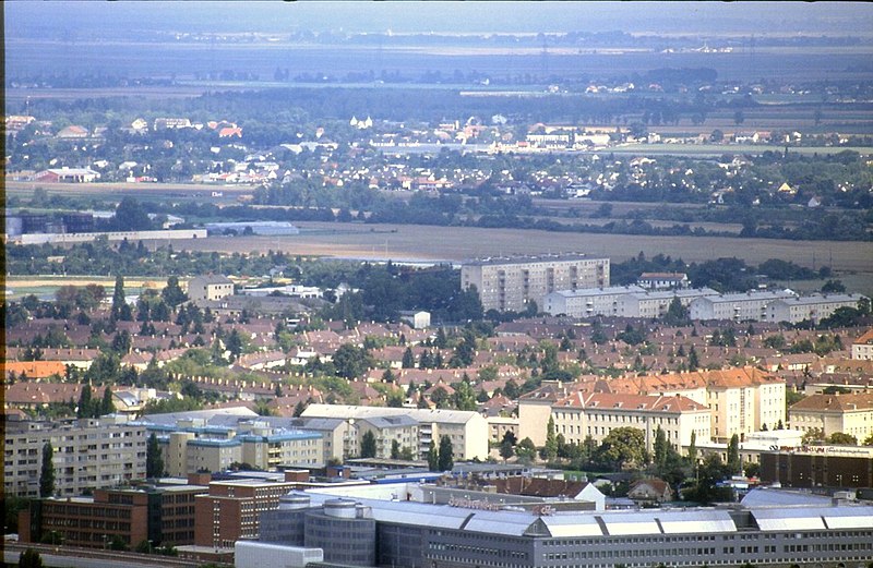 File:178R27270888 Blick vom Donauturm, Blick Richtung Nordosten Breitenlee, im Vordergrund Dach Donauzentrum.jpg