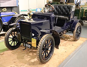 Un automóvil viejo en un museo.