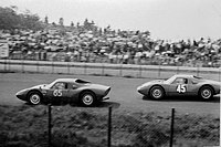 El Porsche 904 (número 65) de Joseph Siffert y Heinz Schiller en la carrera de 1000 km en Nürburgring en 1964