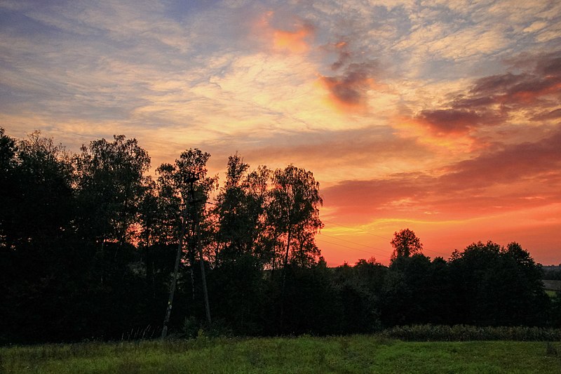 File:2012 Powiat cieszyński, Marklowice Górne, Kolorowe niebo podczas zachodu słońca (02).jpg