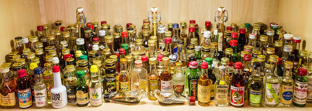 Sammlung von Miniaturflaschen mit Spirituosen Collection of miniature bottles of spirits