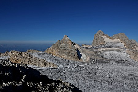 Blick über den Hallstätter Gletscher zu Seetalerhütte und Hohem Dachstein. Aufgenommen kurz bevor bekanntgegeben wurde, dass im Winter 2022/23 kein alpiner Skibetrieb am Dachsteingletscher stattfinden wird.