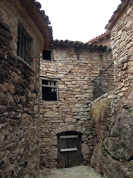 File:206 Castellar de n'Hug, carrer del Castell.jpg