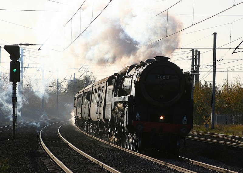 File:70013 Oliver Cromwell storms through Biggleswade with a Christmas market excursion to Lincoln, December 3, 2011. - panoramio.jpg