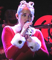 Cyrus performing at the 2013 Jingle Ball in Tampa, FL 93.3 FLZ Jingle Ball Tampa Florida IMG 6955 (11490119034) (cropped).jpg
