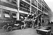 T型フォードの量産ライン。（1913年-1914年頃のハイランドパーク工場）。この時代に、すでにラインの立体化まで行っている。