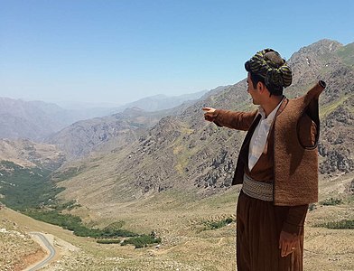 גבר וארמי עם לבוש מסורתי, כורדיסטן