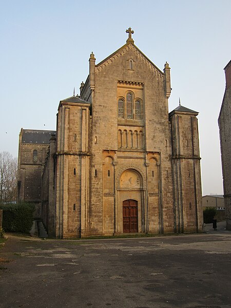 File:Abbaye de Montebourg.JPG