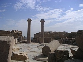 أنقاض المعبد الجنائزي لـ ساحورع في أبوصير، مع تاجين على شكل نخيل (الأسرة المصرية الخامسة).