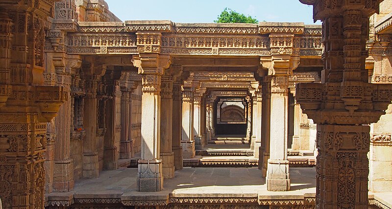 File:Adalaj stepwell - horizontal view.jpg