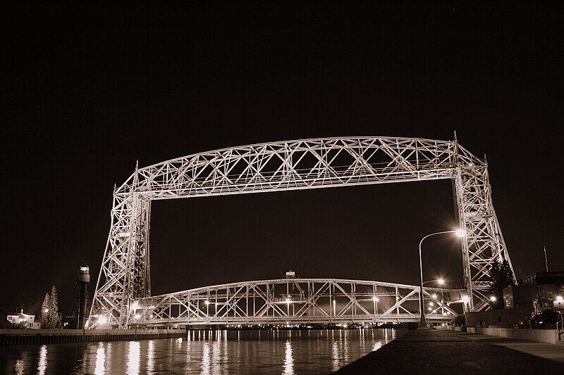 File:Aerial Lift Bridge at night.jpg