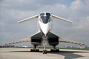 Frente do Tu-144 com canards retráteis.