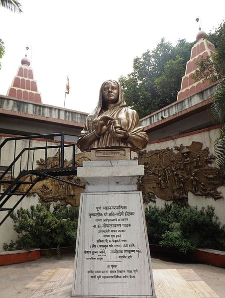 File:Ahilyadevi Holkar Monument near Saras baug by Suyash Abhyankar.jpg