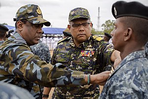 رئیس نیروی هوایی مارشال کاپیلا جیامپاتی و سردار عقب Dharmendra Wettewa.jpg