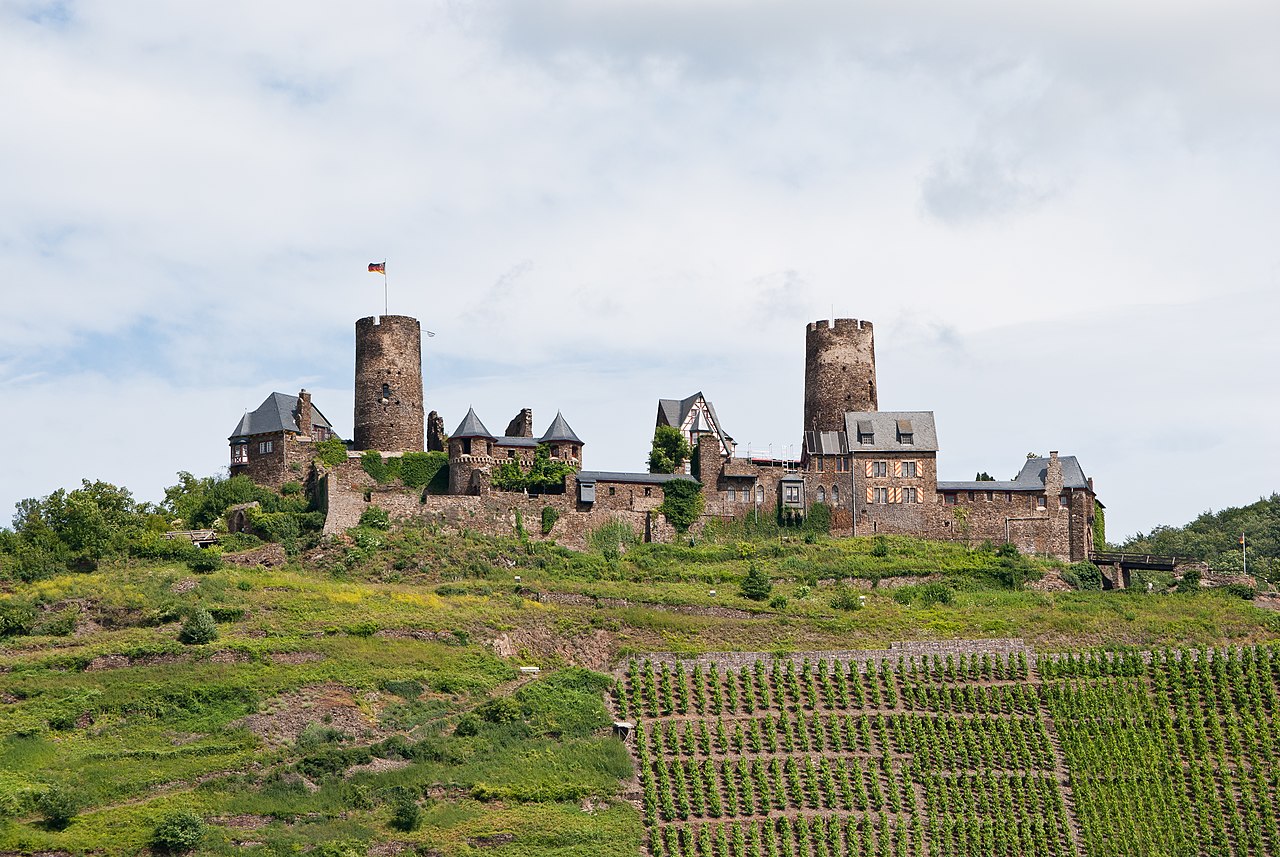              Adret 1280px-Alken%2C_Burg_Thurant%2C_2012-08_CN-01