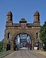 Deutsch: Südliches Portal der Alten Harburger Elbbrücke mit dem Wappen der Stadt Harburg. This is a photograph of an architectural monument. It is on the list of cultural monuments of Hamburg, no. 28017.