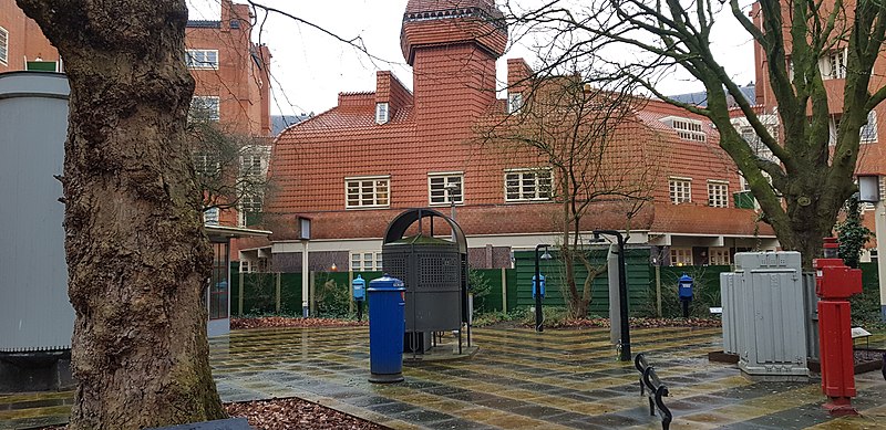 File:Amsterdamse School Museum Het Schip - Binnenplaats met straatmeubilair zoals een toilet, Amsterdam 2020.jpg