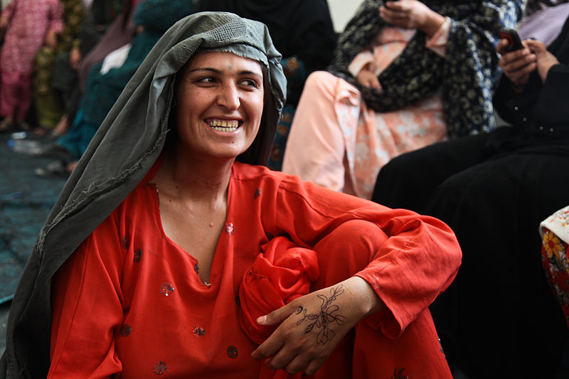 File:An Afghan woman talks with other women at the district center in Spin Boldak, Kandahar province, Afghanistan, Sept 110918-A-VB845-205.jpg