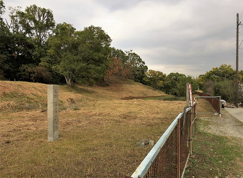 File:Ancient tumulus grave, called Shiotsuka (salt hill), in the northwest corner of the city of Nara in October 2018.jpg