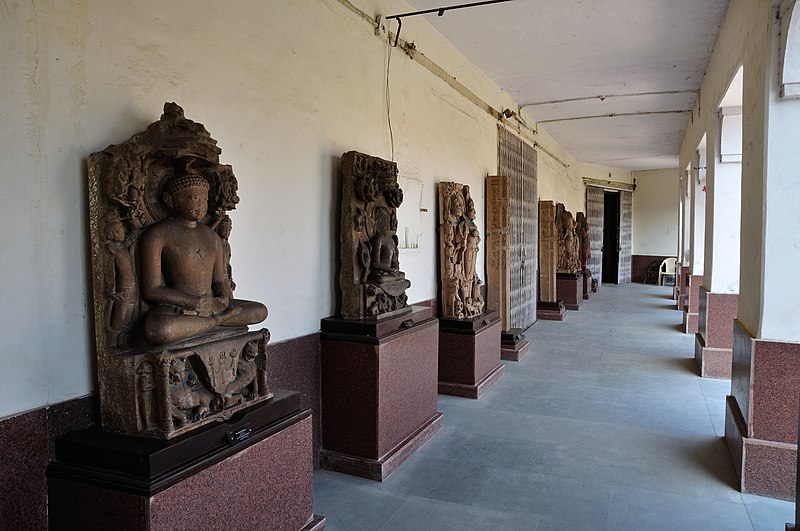 File:Archaeology Gallery - Corridor - Government Museum - Mathura 2013-02-24 6495.JPG