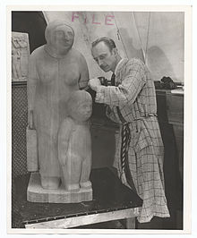Thomas Gaetano LoMedico arbeitet 1938 an der Skulptur